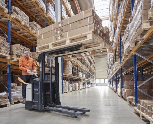 Hochregallager im Logistikzentrum