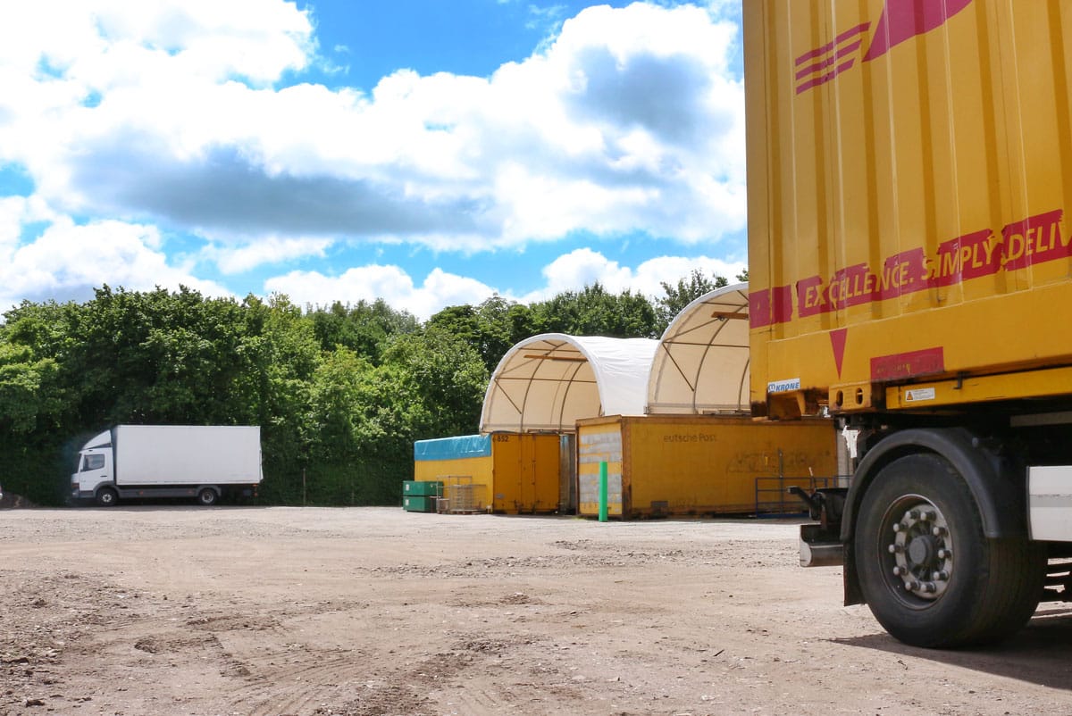 Überdachter Umladeplatz mit Containerüberdachung