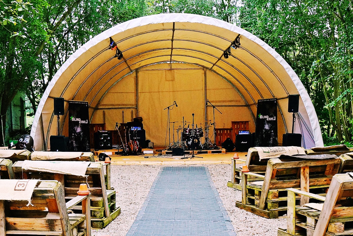 Bühne für Open Air Konzert Toolport