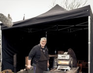 Heinz Hoenig vor unserem schwarzen Faltpavillon.