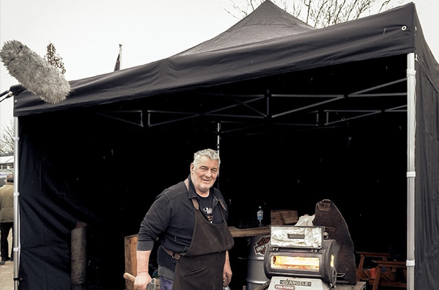 Heinz Hoenig vor unserem schwarzen Faltpavillon.