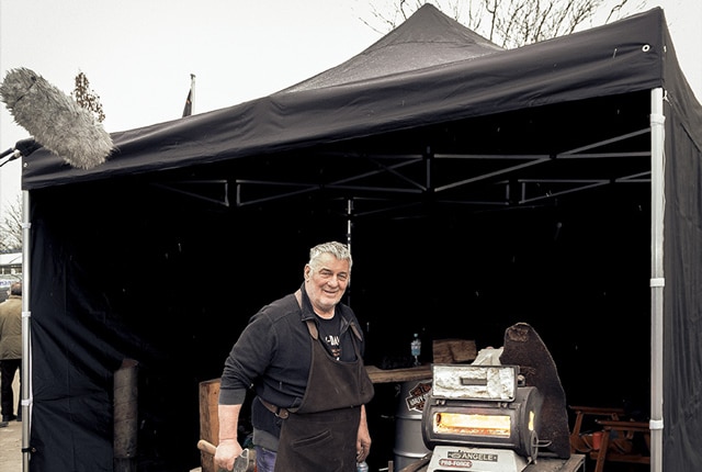 Heinz Hoenig vor unserem schwarzen Faltpavillon.