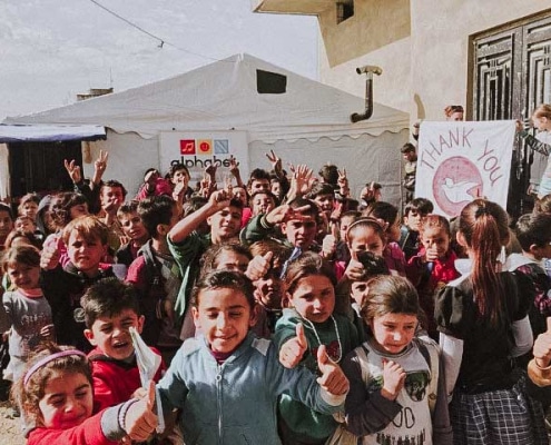 Glueckliche Schueler der Loewenschule aus einem Partyzelt