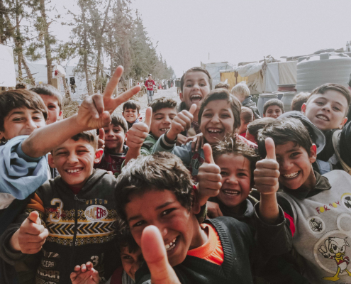 Glueckliche Gesichter von Kindern aus Syrien