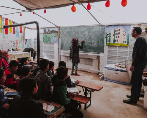 In der Zeltschule lernen Kinder und Frauen