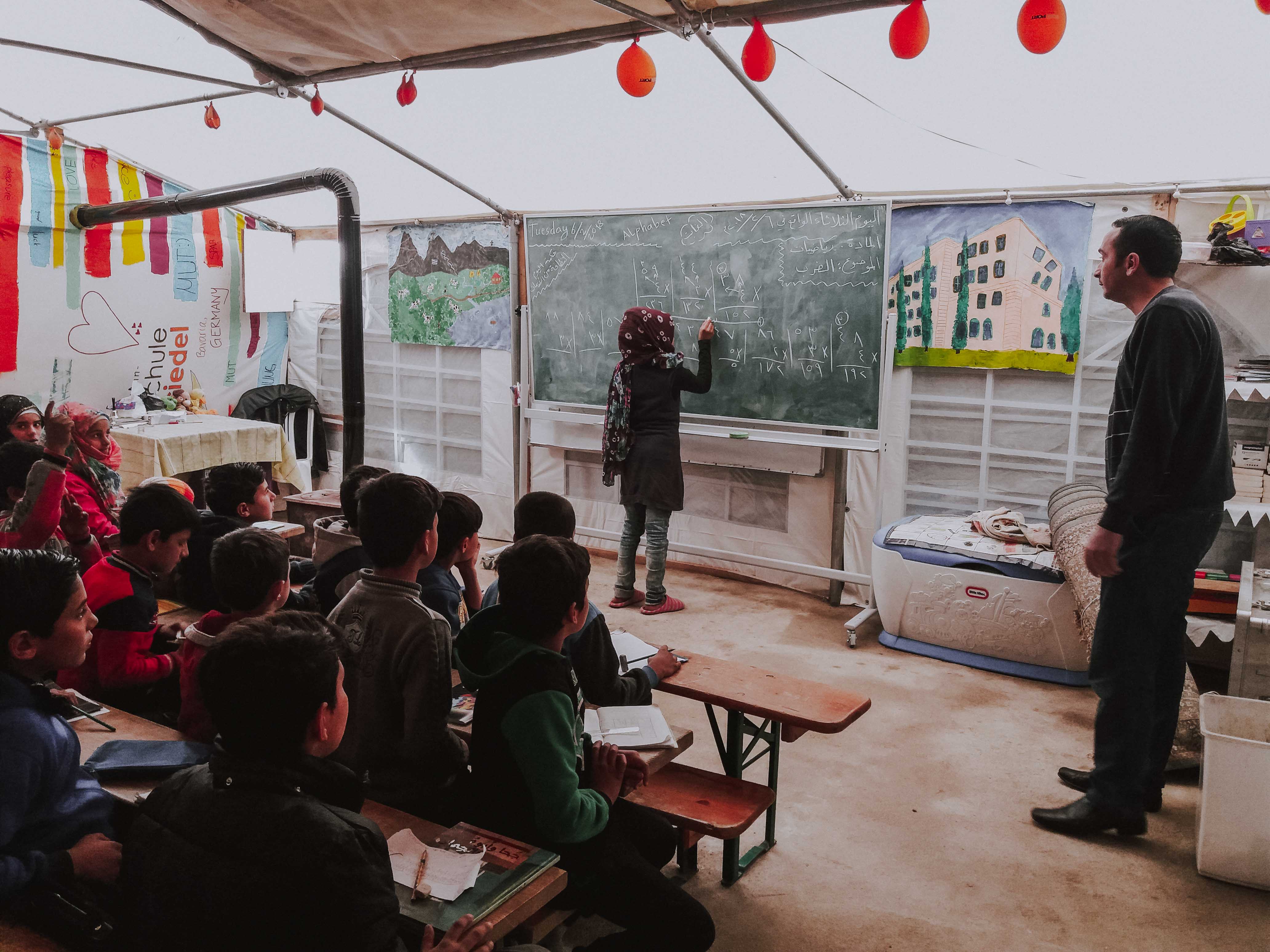 In der Zeltschule lernen Kinder und Frauen