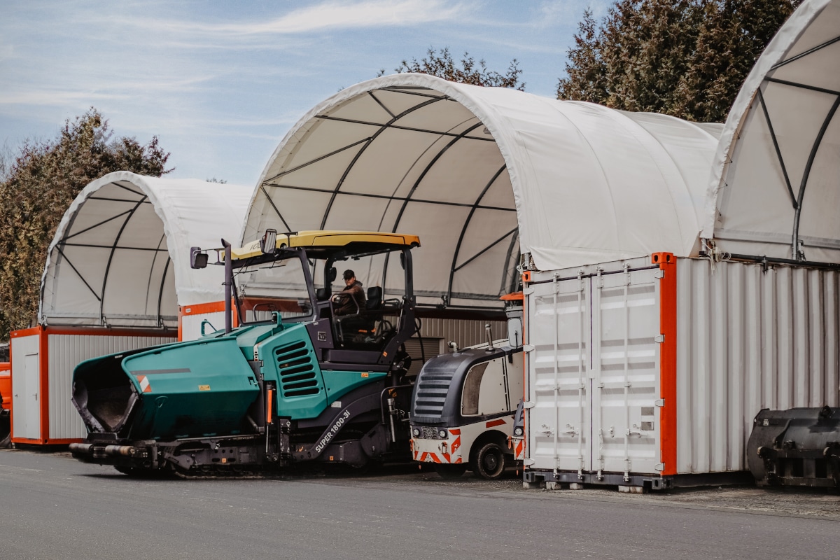 Zwischen zwei Containern entsteht mittel Überdachung ein wettergeschützter Lagerraum